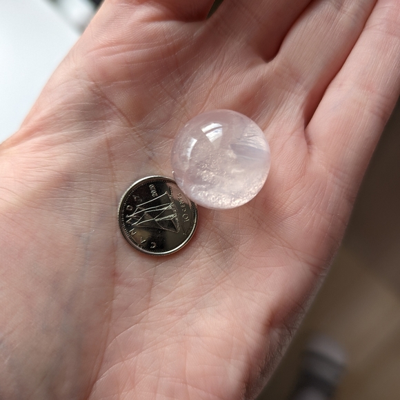 Rose quartz Mini Sphere - Picture 2 of 2